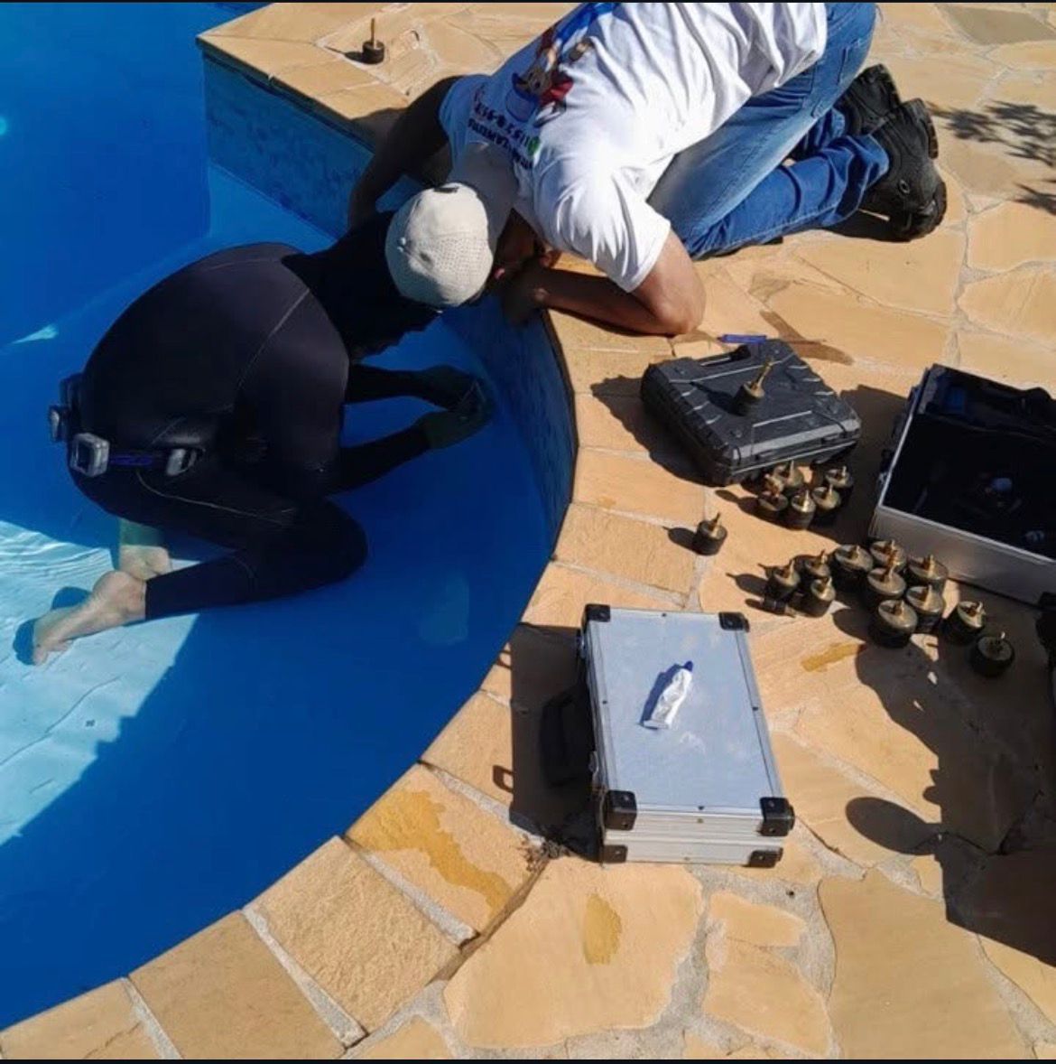 Técnico mergulhador verificando vazamento em piscina